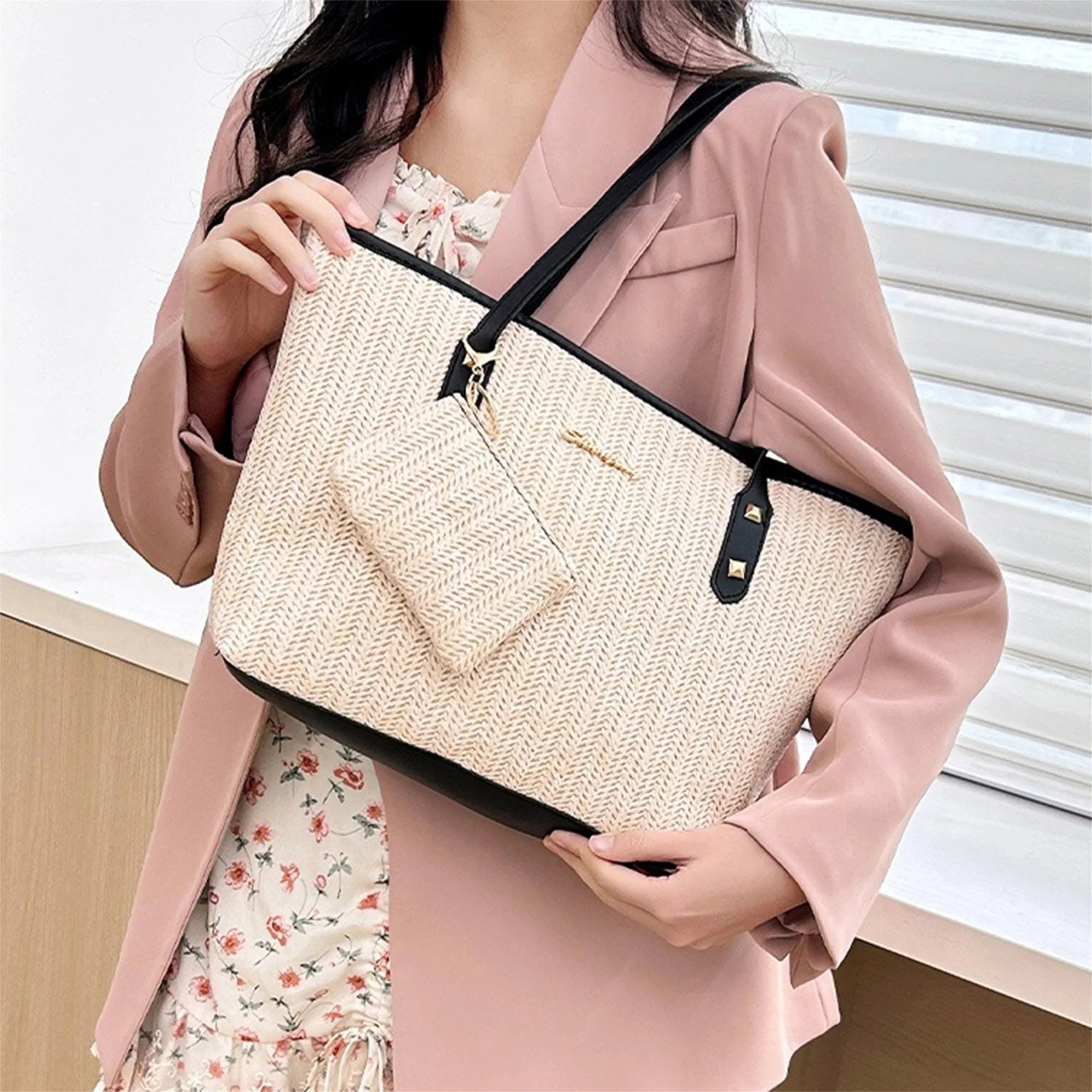 Stylish Straw Tote Bag with Zipper Closure and Woven Design Spacious Shoulder Bag for Women Perfect for Summer Beach Outings