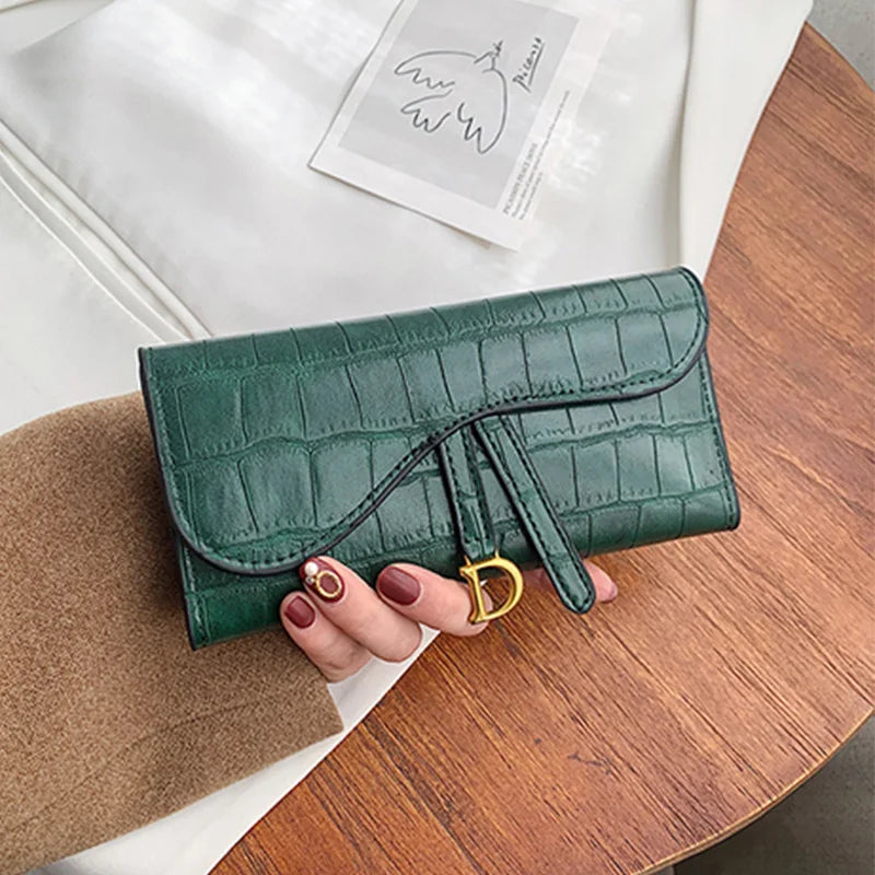 PU Leather Women Long Alligator Pattern Wallet Comfort Tri Fold Purse with Card Slots and Metal Clasp for Shopping Daily Use